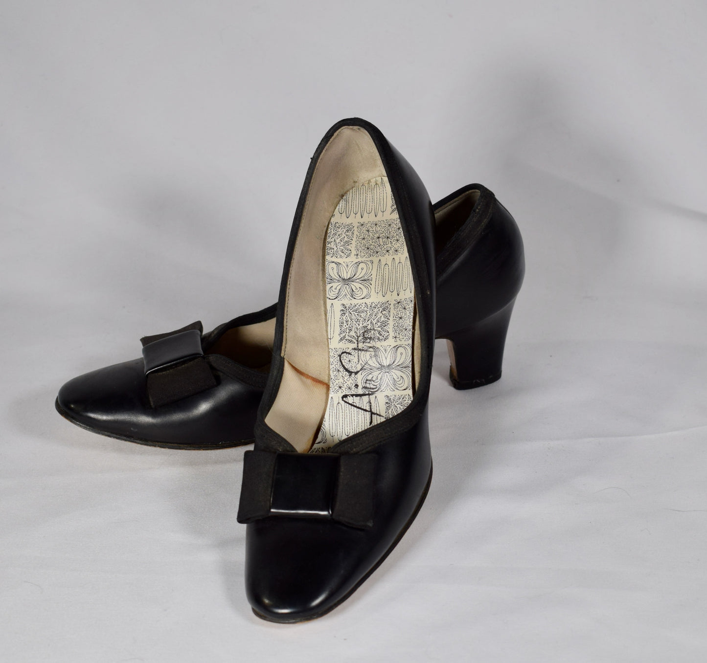 1990s Bow-toe shoes- Airstep