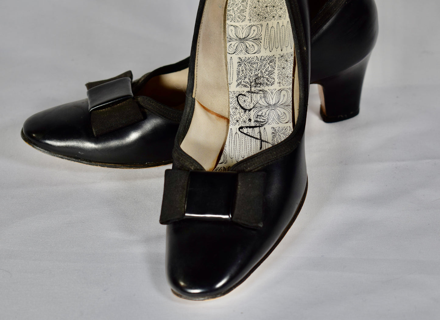 1990s Bow-toe shoes- Airstep