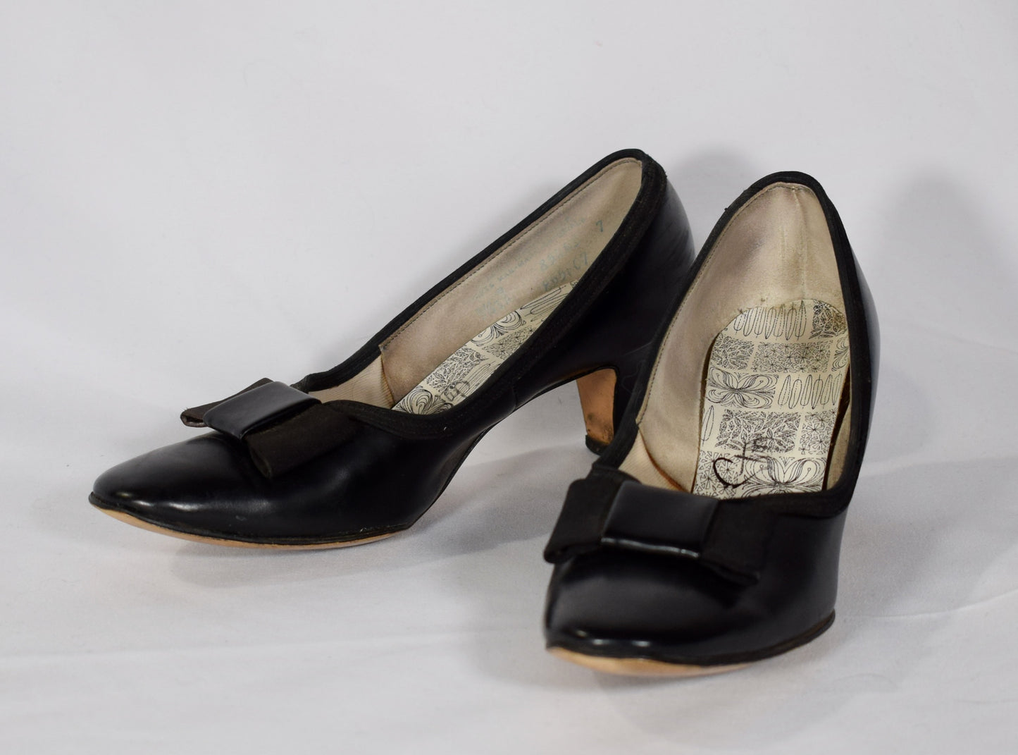 1990s Bow-toe shoes- Airstep